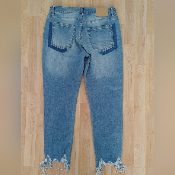 JDY Frayed Hem Jeans with Displaced Back Pocket - Picture 7 of 8